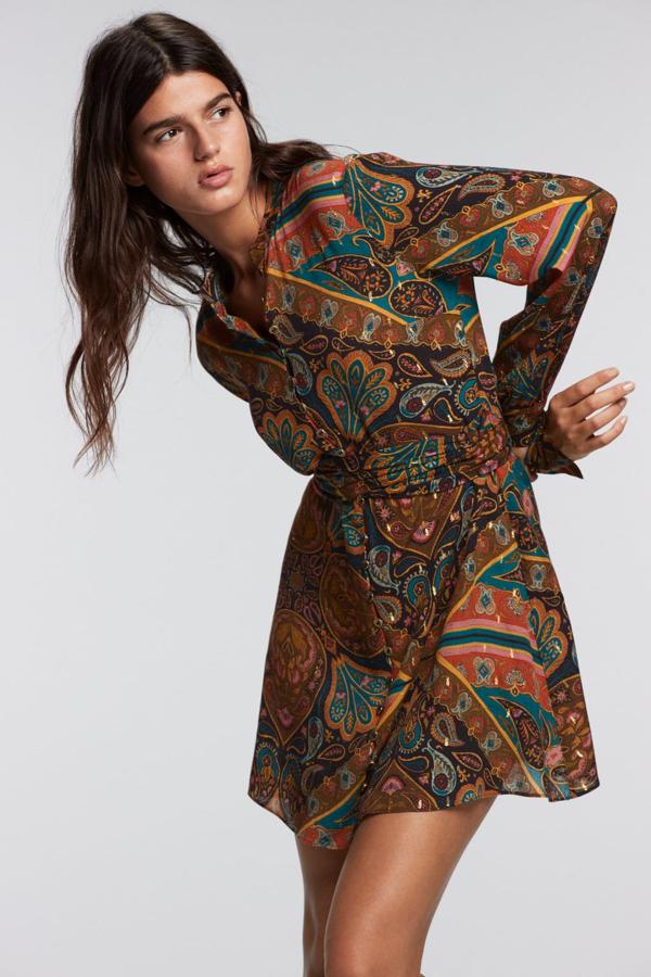 Y entre tanto vestido de fiesta, se ha colado este bonito diseño para el día a día. Vestido con estampado multicolor de Zara (39,99 euros). 