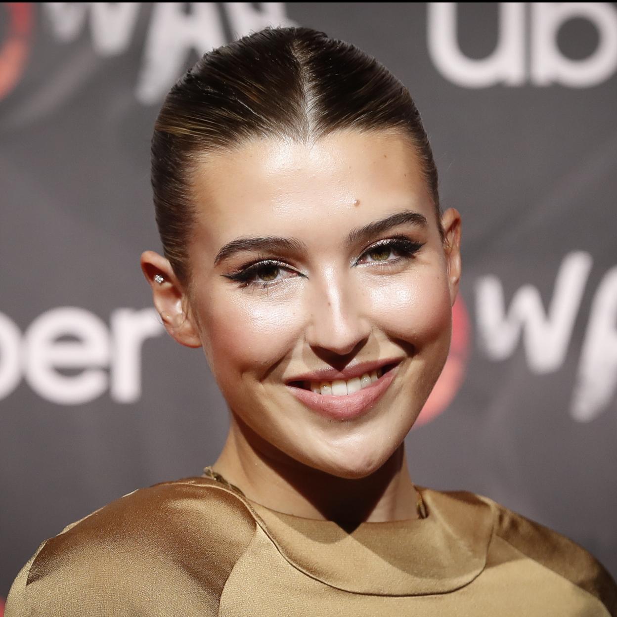 Pincha en la imagen para ver las faldas estampadas que acaban de llegar a Mango y que son perfectas para tus looks con jersey de punto y blazer.