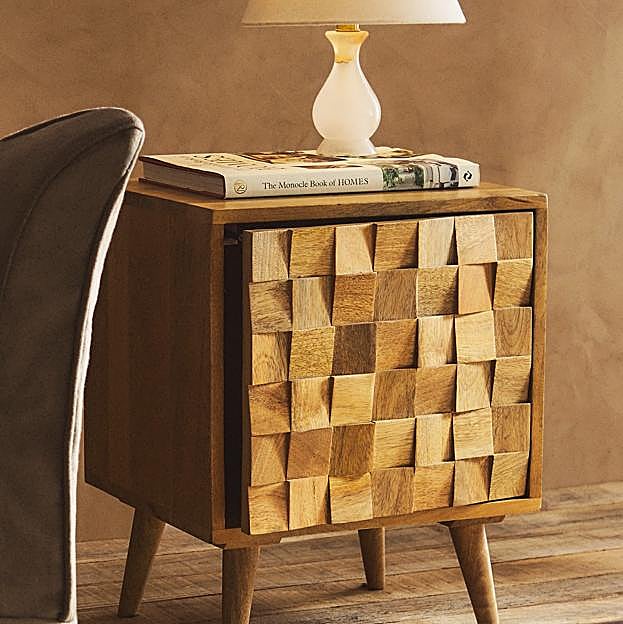 Imagen principal - La mesa auxiliar con puerta de la imagen grande cuesta 129 euros en Zara Home; la mesa auxiliar en forma de cubo en madera de pino cuesta 79.99 euros; y la mesa de acero negro con bandeja de madera cuesta 59.99 euros.