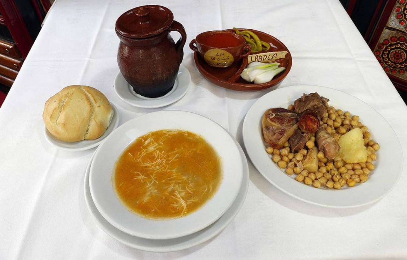 Eso sí, si hay una comida típica de Madrid, esa es el cocido. Y aquí, como siempre, hay gustos para todos, aunque si hay un restaurante que pone de acuerdo a todos los madrileños para sentarse alrededor de un buen puchero, es La Bola (calle La Bola, 5).