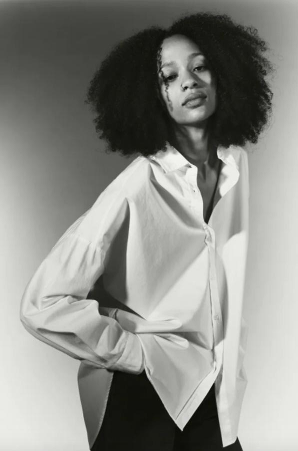 Con cuello solapa y mangas largas, esta camisa de algodón de diseño oversize de Zara viene con bajo asimétrico con aberturas laterales y cierre frontal de botones. Disponible entre las tallas XS y XL y cuesta 29,95 euros. 