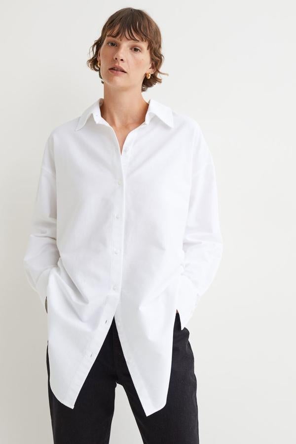 En algodón Oxford lavado con cuello clásico, botones y canesú doble con pliegue detrás, esta camisa blanca de H&M con diseño de hombros caídos y bajo redondeado tiene un precio de 19,99 euros y está disponible entre las tallas XS y XL, menos en la L.