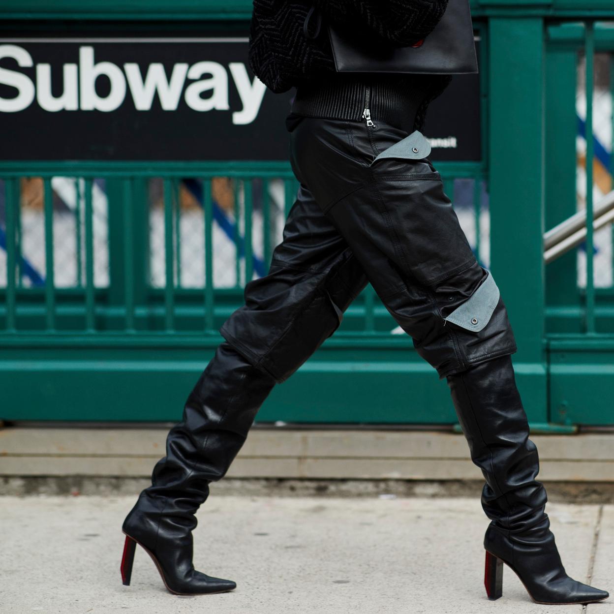 Pincha en la imagen para descubrir las prendas en efecto piel que necesitas para un look total favorecedor y lleno de estilo. 