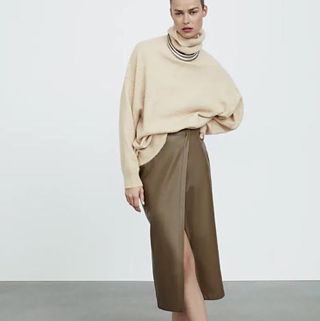 Imagen principal - Jersey de punto y falda de tubo: 3 estilismos para que te apuntes al look de oficina que sienta bien en todas las tallas