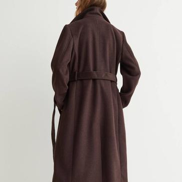 Imagen secundaria 1 - Estos abrigos marrón chocolate de H&amp;M que parecen de lujo son los más elegantes porque tienen el corte y estilo favoritos de las influencers