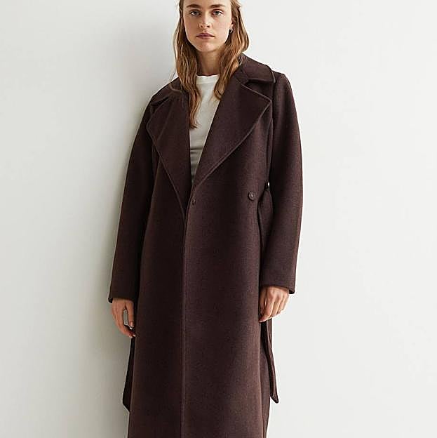 Imagen principal - Estos abrigos marrón chocolate de H&amp;M que parecen de lujo son los más elegantes porque tienen el corte y estilo favoritos de las influencers