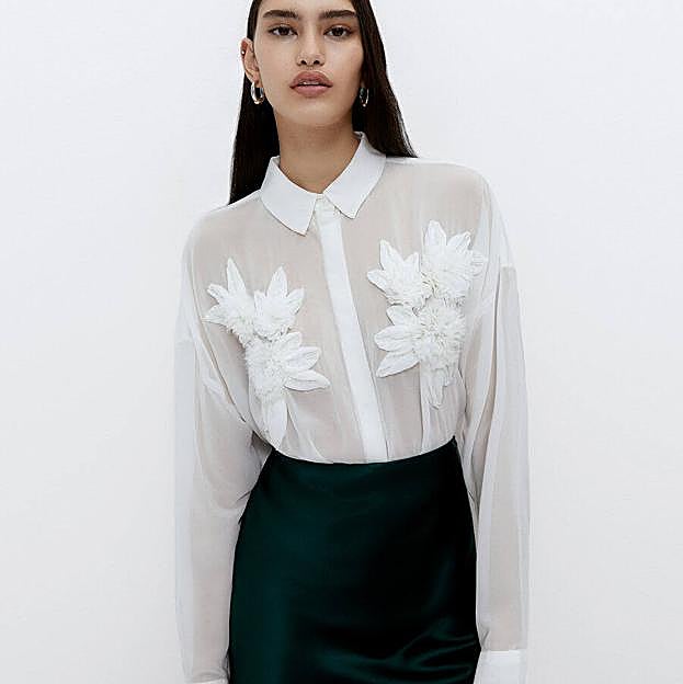 Imagen principal - De cuadros, estampado floral, a rayas o blanca: estas son las camisas más bonitas para mejorar tus looks con vaqueros o pantalón de pana