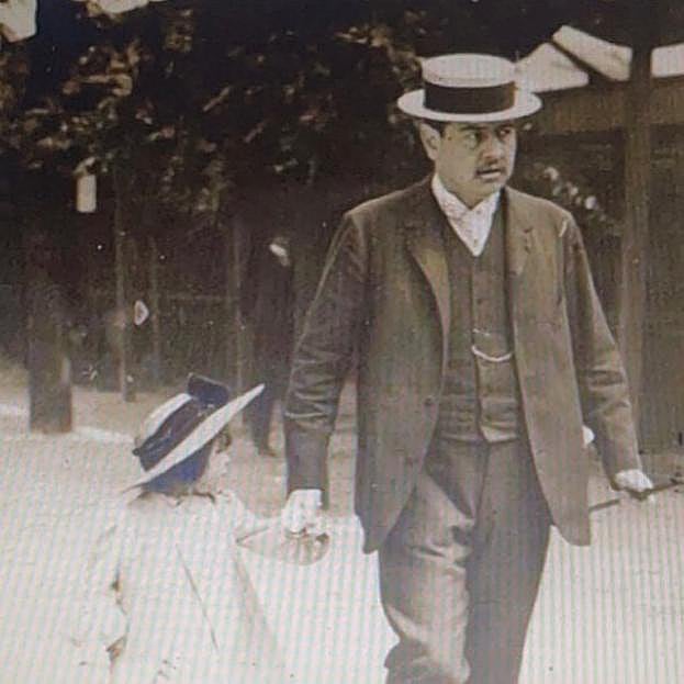 La pequeña Carlota con su padre, Luis 