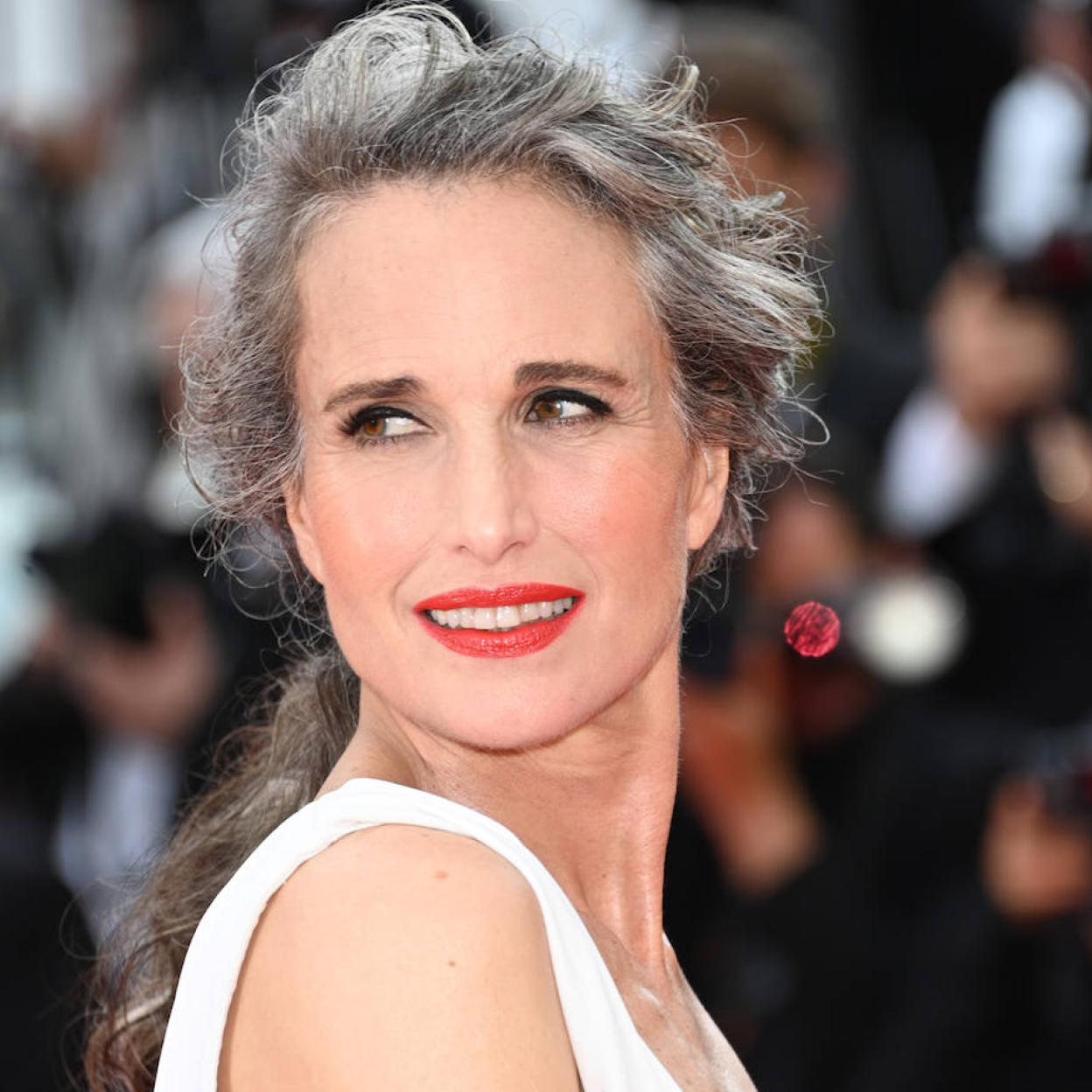 Pincha para descubrir los 12 mejores champús violetas de 2021 que te ayudarán a presumir de unas canas bonitas y brillantes.