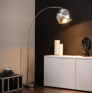 Imagen secundaria 1 - La versión de la lámpara Arco de Made.com cuesta 189 euros, y la de Maisons du Monde, 99.99 euros.