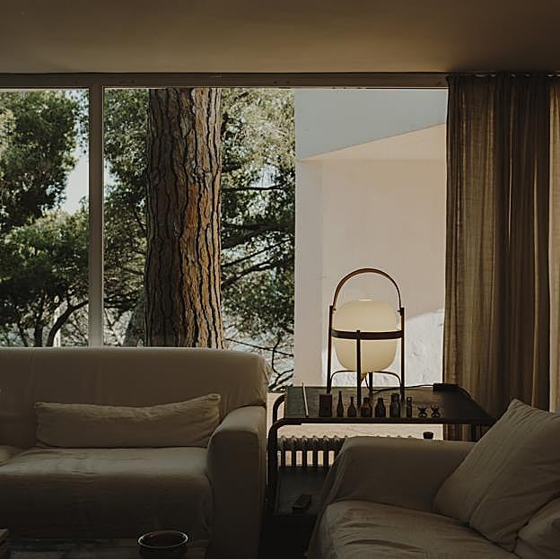 Imagen principal - La lámpara cesta de Miquel Milá en Santa&Cole (792euros), en Luze (300 euros) y en Zara Home (29.99 euros).