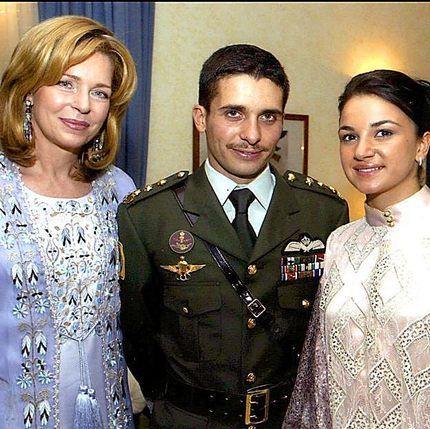 Imagen de Noor, con su hijo y su primera mujer, la princesa Noor de la que se divorció tras cinco años de matrimonio. 