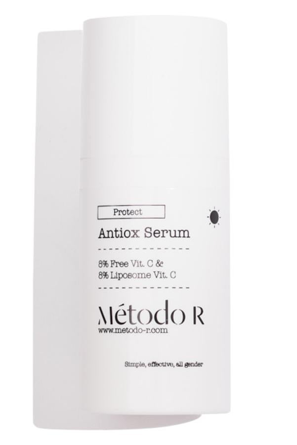 Compuesto por vitamina C, este sérum antioxidante previene el envejecimiento de la piel. Su fórmula está pensada para que la utilicen tanto hombres como mujeres y se recomienda aplicarlo siempre por las mañanas, utilizando después protección SPF en la piel. (49 euros).