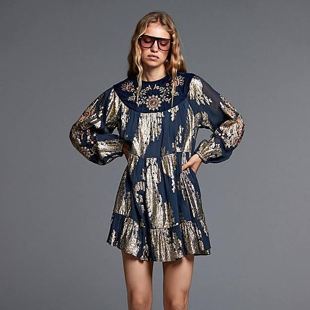 Imagen principal - ¡Alerta tendencia! El tejido metalizado arrasa en Instagram (y en el street style): así lo puedes incluir en tus looks de diario