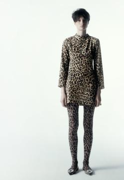 Imagen secundaria 2 - 1. Maxi bufanda con estampado de leopardo de Zara (22,99 euros). 2 Blusa con print animal y volantes de Zara (25,99 euros). 3. Mini vestido de manga larga de Zara (29,99 euros). 