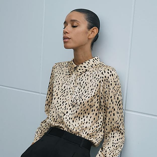 Imagen principal - 1. Blusa satinada con print animal de Zara (25,99 euros). 2. Bailarinas de punta con estampado de leopardo de Zara (39,99 euros). 3. Abrigo con doble botonadura de Zara (59,99 euros). 
