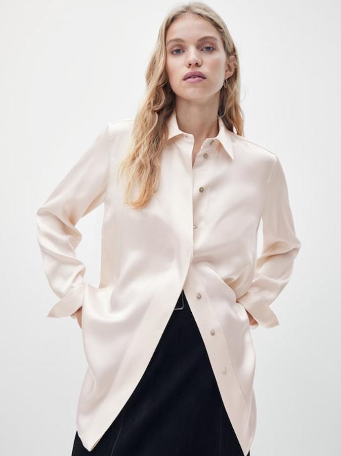 Color beige y corte fluido para esta camisa de acabado satinado de Massimo Dutti que tiene cierre frontal de botones ocultos por tapeta, puños abotonados y cuesta 79,95 euros. Está disponible entre las tallas XS y L.