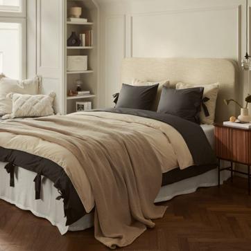 Imagen secundaria 1 - El juego de sábanas de algodón cuesta 25.99 euros en Amazon Home, el conjunto nórdico de H&M cuesta 59.99 euros y el de Mango home, con estampado de flores en azul, 49.99 euros.