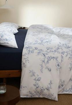 Imagen secundaria 2 - El juego de sábanas de algodón cuesta 25.99 euros en Amazon Home, el conjunto nórdico de H&M cuesta 59.99 euros y el de Mango home, con estampado de flores en azul, 49.99 euros.