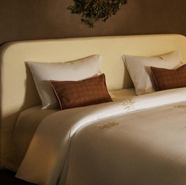 Imagen secundaria 1 - La funda nórdica con estampado tartán de Zara Home está disponible a partir de 49.95 euros; la colcha con mimosas bordadas, cuesta 59.99 euros y el juego de sábanas de lino, desde 39.99 euros dependiendo del tamaño. 