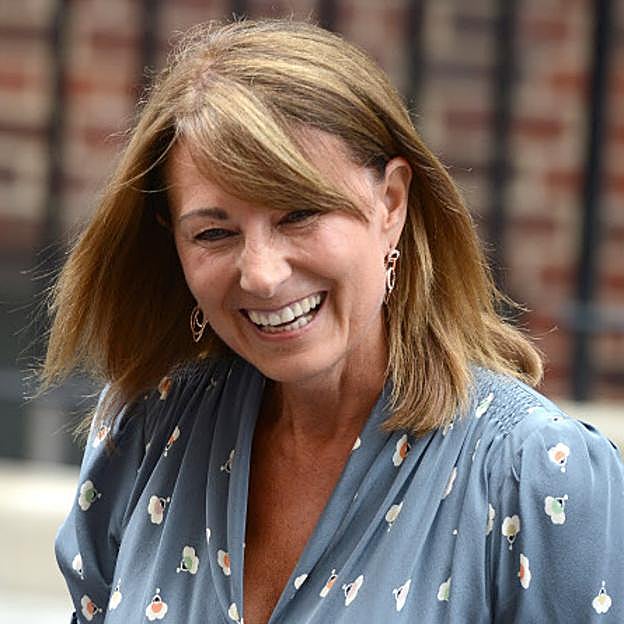 Carole Middleton, la madre de Kate Middleton, confirma el poder de una blusa con lazada con un look tendencia que rejuvenece al instante