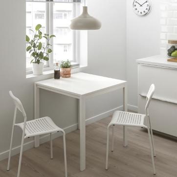 Imagen secundaria 1 - La mesa Lack de IKEA cuesta 20 euros, y el conjunto de mesa de comedor Melltorp y las dos sillas apilales Adde, 49 euros.