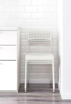 Imagen secundaria 2 - La mesa Lack de IKEA cuesta 20 euros, y el conjunto de mesa de comedor Melltorp y las dos sillas apilales Adde, 49 euros.