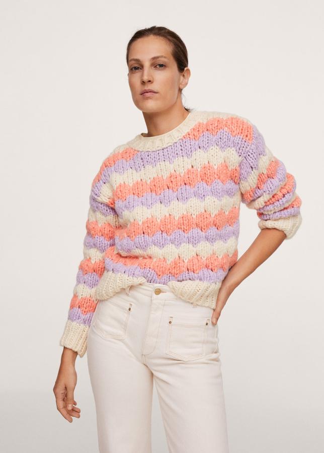 Otra propuesta en tonos pastel de la nueva colección de Mango. Un jersey de rayas que huye del clásico estilo marinero pero que te sacará de muchos apuros estilísticos. Jersey de rayas de Mango (39,99 euros)