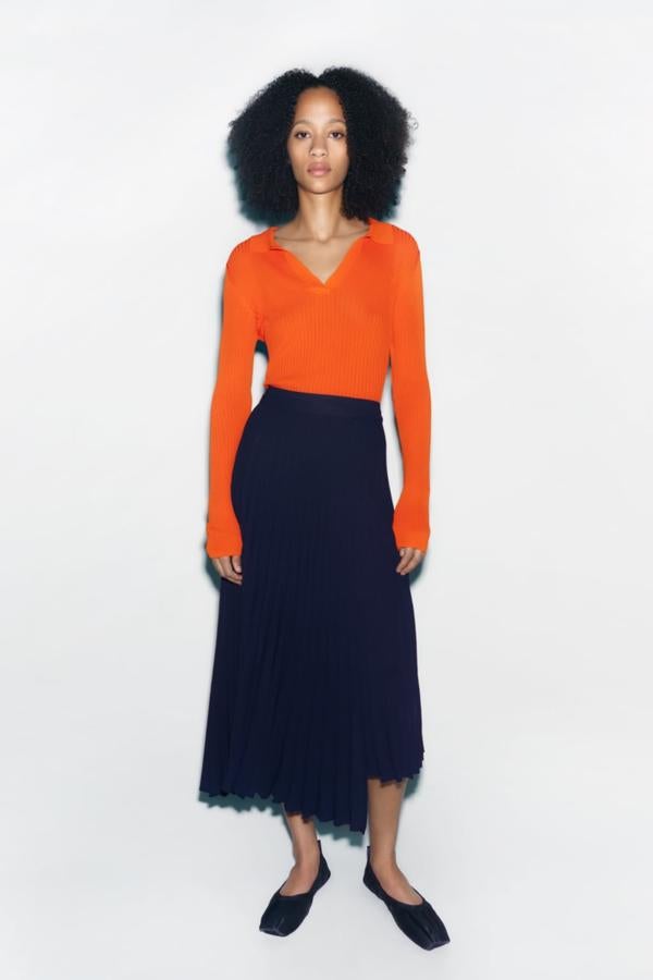 Una falda plisada que podrás llevar a la oficina o a un envento de fiesta. Los complementos marcan la diferencia. Falda plisada de color morado de Zara (25,99 euros)