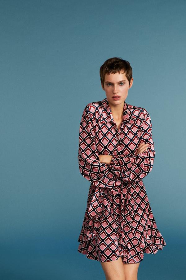 Un mini vestido estampado que podrás llevar ahora con medias y más adelante luciendo las piernas. Tiene un bonito estampado en tonos rosas y negros y una favorecedora falda con vuelo. Mini vestido estampado de Zara (29,99 euros) 