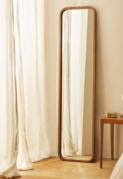 Imagen secundaria 2 - La alfombra depelo está disponible desde 49.99 euros, el edredón, 79.99 euros; la lámpara de cerámica cuesta 79.99 euros y el espejo de pie, 99 euros.