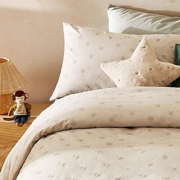 Imagen principal - La colcha de estrellas está disponile desde 25.99 euros; la pizarra cuesta 49.99 euros y el conjunto de mesa y sillas, 69.99 y 39.99 euros.
