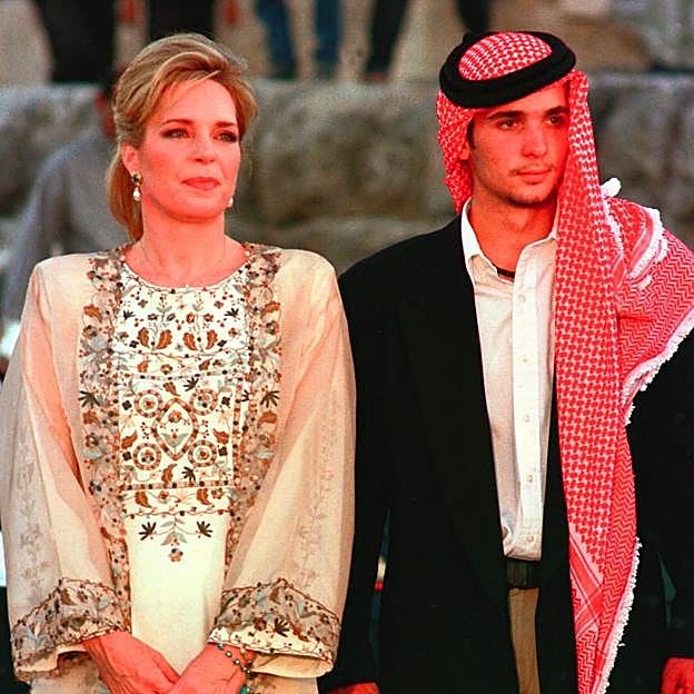 La reina Noor con el menor de sus hijos, el príncipe Hasmin.