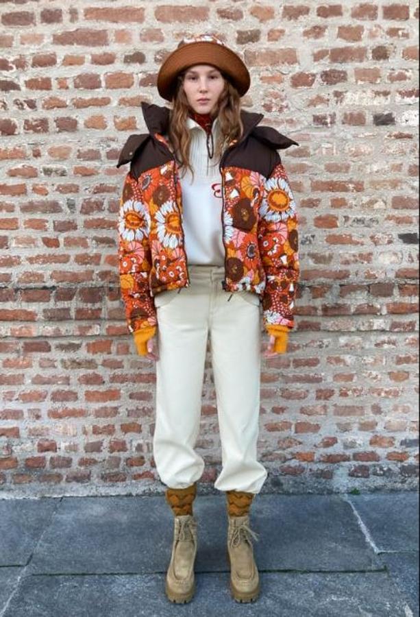 Cazadora acolchada combinada con flores (49,95 euros).