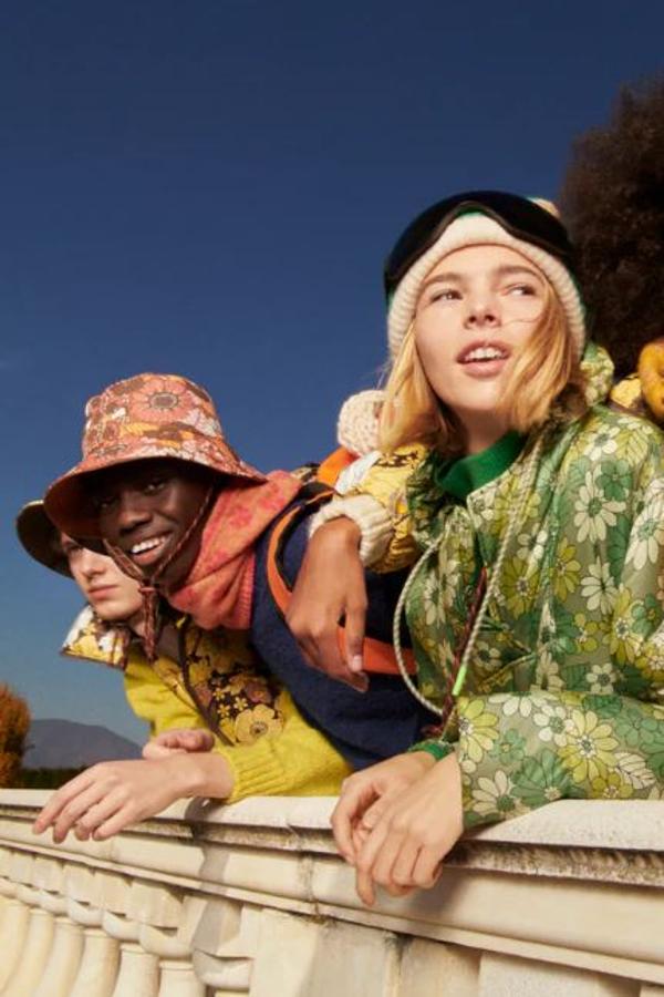 Gorro bucket ajustable de flores (15,95 euros).