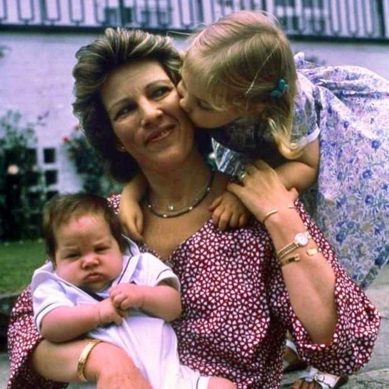 Theodora de Grecia con su hermano y su madre.