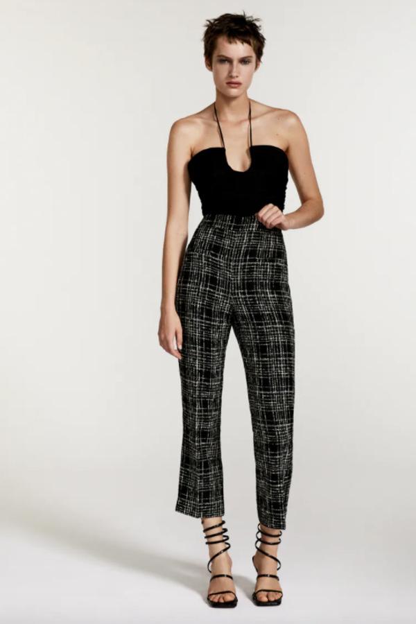 En negro y blanco, de tiro medio y diseño estructurado, este pantalón de cuadros de Zara con bajos por encima del tobillo y diseño ceñido tiene un precio de 29,95 euros y está disponible entre las tallas XS y XXL. 