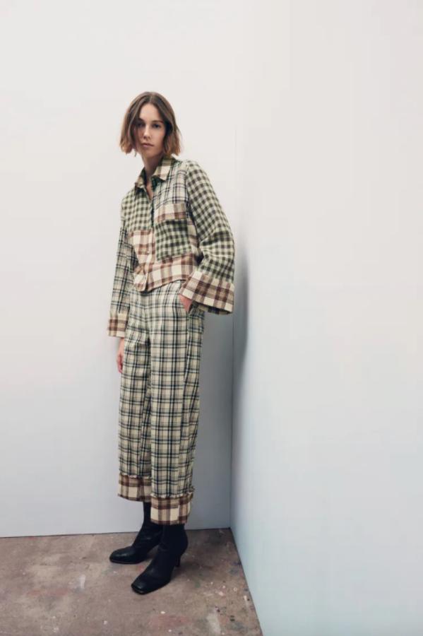 Verde marrón y crudo se dan la mano en dos estampados diferentes y un mismo pantalón. Es de tiro alto, de Zara y viene con bolsillos de plastrón en la espalda y bajos desflecados. Disponible entre las tallas 32 y 46, cuesta 29,95 euros. 