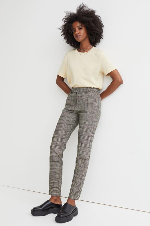 En tejido elástico y diseño tobillero, este pantalón de pitillo con estampado príncipe de Gales en marrón y negro es de H&M y cuesta 19,99 euros. Podemos encontrarlo en las tallas 34, 38, 44 y 48.
