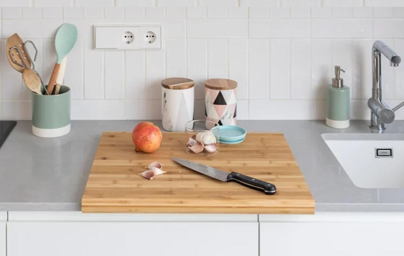 En Leroy Merlin hemos encontrado un set de 2 botes fabricados en material porcelánico con diseño original de color beige y tapa de madera, indicados para el almacenamiento y organización de productos en la cocina con una capacidad total de 3 litros. Se trata de la serie Jocca y cuestan 24,99 euros.