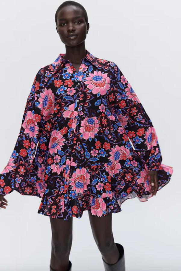 Estampado maxi de flores en tonos rosas y azules para este vestido mini de Zara con cuello de solapa, mangas largas y bajo acabado en volante que podemos encontrar entre las tallas XS y L por 29,95 euros. 