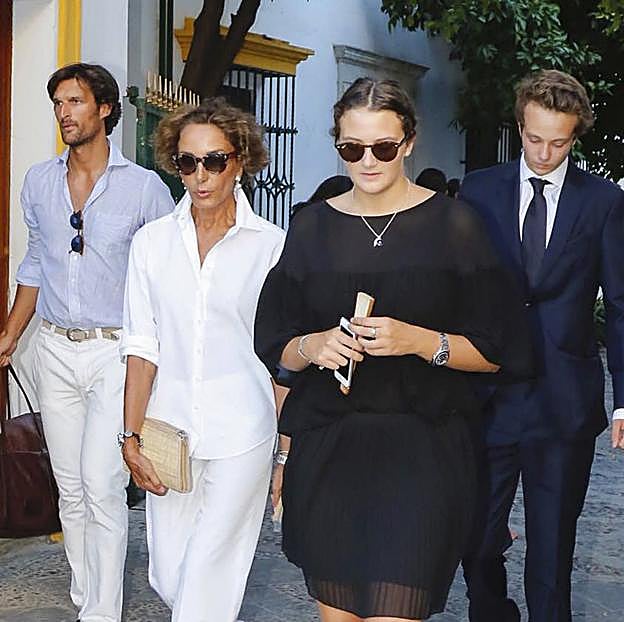 Naty Abascal y su primogénito junto a Victoria, duquesa de Medinaceli, y su hermano Alexander.