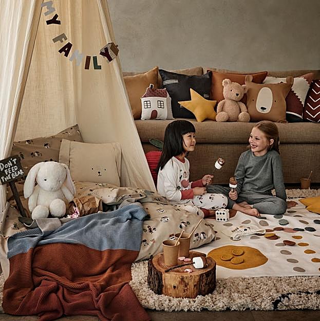 Imagen principal - La alfombra infantil de juegos cuesta 49.99 euros; las mantas infantiles están disponibles desde 19.99 euros; y el conjunto de funda nórdica con cojín, cuesta 29.99 euros.