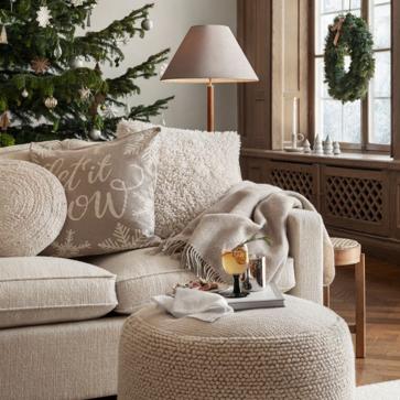 Imagen secundaria 1 - el juego de funda nórdica en algodón percal en blanco ribeteado cuesta 89.99 euros; la funda de cojín de yute, 39.99 euros; y las mantas de lana, entre 99 y 69.99 euros.