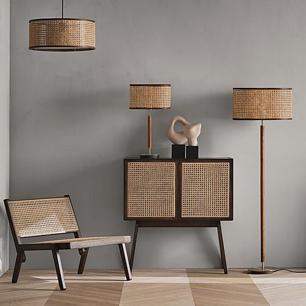 Imagen principal - Las lámparas de madera y ratán están disponibles en H&M Home desde 119 euros; la lámpara de techo dorada de diseño cuesta 149 euros; y la lámpara de pie con base de mármol, 149 euros.