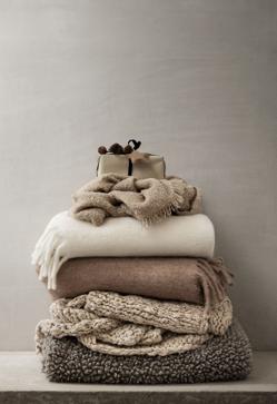 Imagen secundaria 2 - el juego de funda nórdica en algodón percal en blanco ribeteado cuesta 89.99 euros; la funda de cojín de yute, 39.99 euros; y las mantas de lana, entre 99 y 69.99 euros.