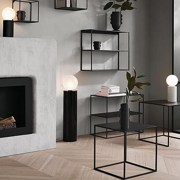 Imagen principal - El conjunto de mesas nido metálicas cuesta 149 euros en H&M Home; la mesa auxiliar redonda, 49 euros; y las mesas de mármol con patas metálicas en negro, entre 129 y 99 euros.