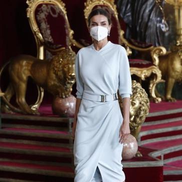 Imagen secundaria 1 - Letizia, con vestido de Michonet, de María Barragán y blusa capa de On Atlas.