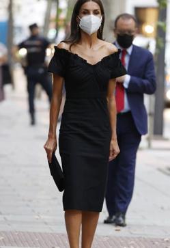 Imagen secundaria 2 - La Reina, con vestido blanco de Lolali, vestido azul noche de Galgon Studio y LBD sostenible de María Malo.