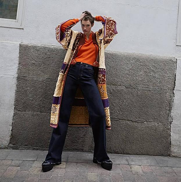 Imagen principal - Los abrigos de punto estampados más bonitos, cómodos y rejuvenecedores que vas a llevar este invierno